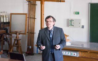 Spektroskopie, ceremonie a hostující profesoři
