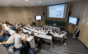 Jeden den s fyzikou zaplnil Karlov a Troju