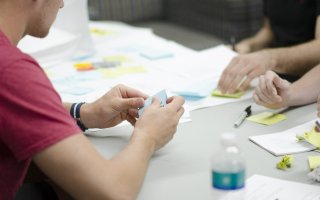 Starší studenti nabízejí pomocnou ruku prvákům