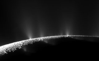 Geofyzici z MFF objasňují aktivitu gejzírů na Enceladu
