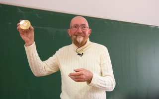 Na Matfyzu přednášel nobelista Thorne