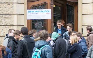 Jeden den s fyzikou 2016