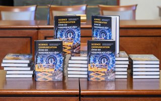 Matfyz vydává první českou knihu o komunikaci vědy. Radí, jak vyprávět složité věci