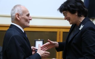 Medaile Ernsta Macha pro profesora Zahradníka