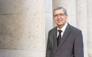 Profesor Tichý převzal pamětní medaili UK