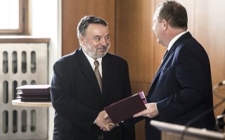 Prof. Krajíček převzal stříbrnou medaili UK