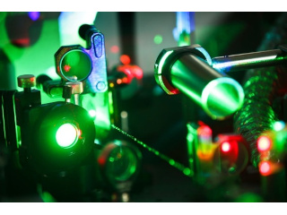 Článek v PRL: Elektrony surfující na světelné vlně