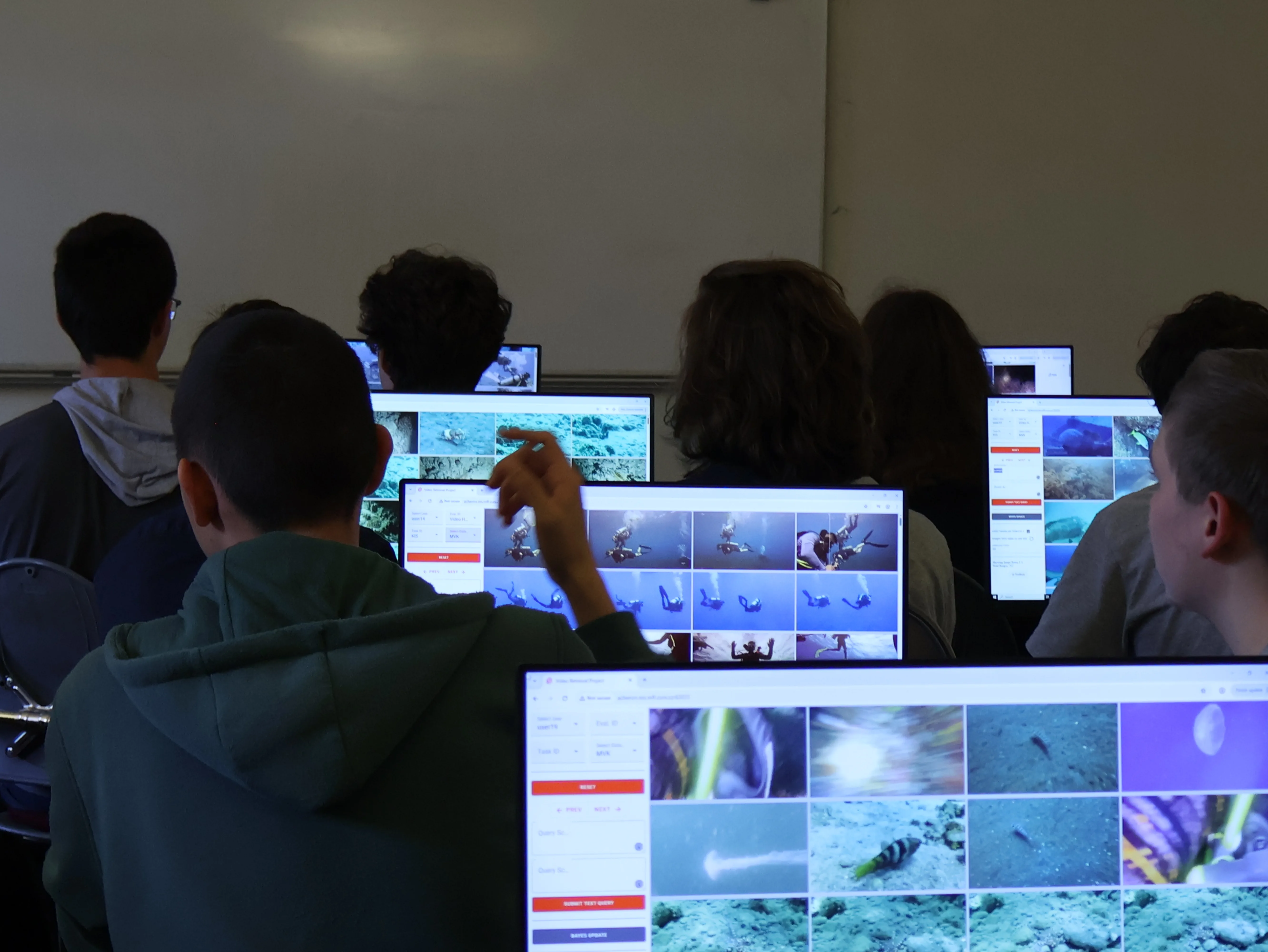 Studentu během soutěže Video Hunter