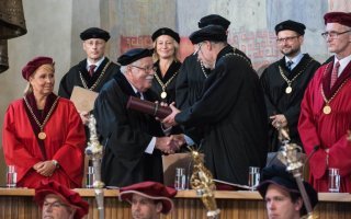 Profesor Frank R. de Boer převzal čestný doktorát