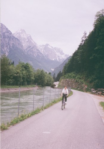 Okolním horám se nijak nechce vystoupit z mraků.