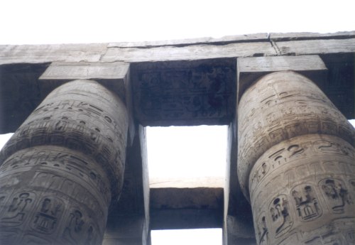 Chr�m v Karnaku se ned� vyfotografovat zbl�zka...