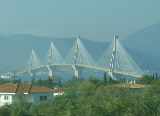 Most spojující Peloponés s pevninou