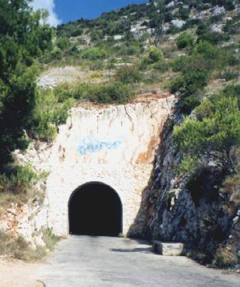 Neosv�tlen� tunel